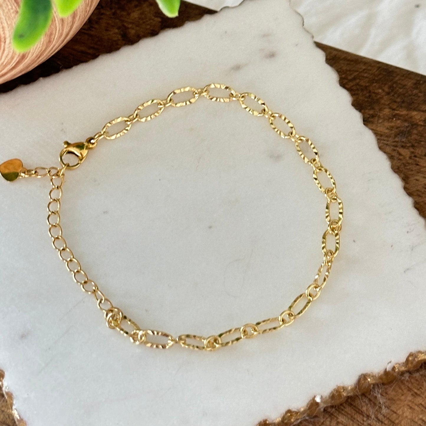 Pulsera de eslabones estructurados con elegancia radiante