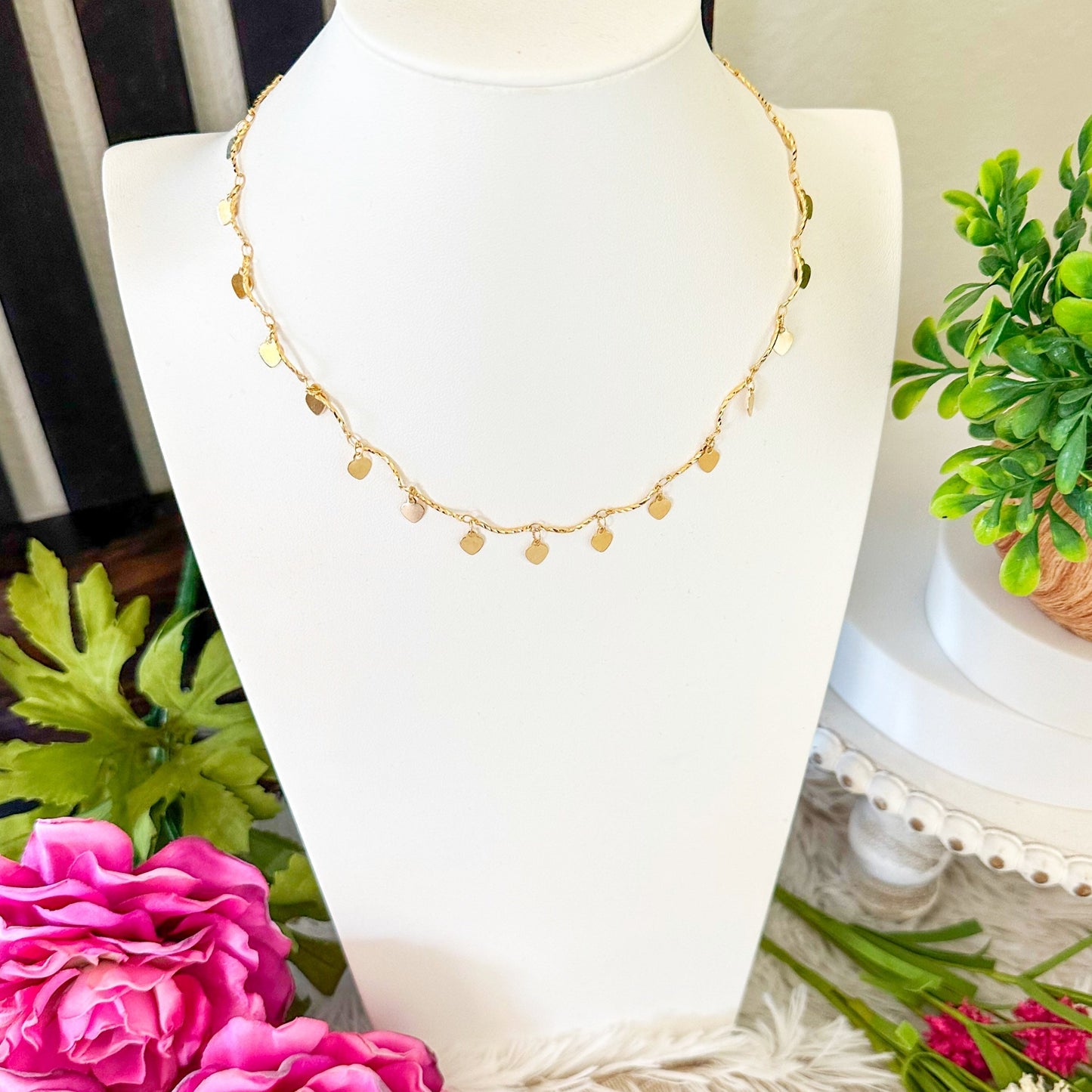 Delicado collar de corazón con divertidos charms de aspecto brillante
