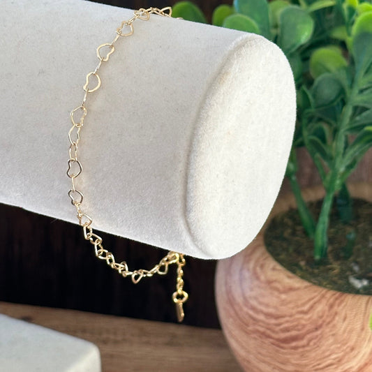 Pulsera de eslabones de corazón de filigrana con un sutil colgante de llave