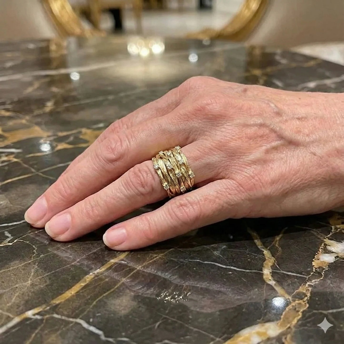 Anillo Vintage Dorado con Piedras