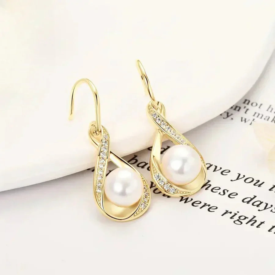 Pendientes elegantes con perlas de agua dulce y circonitas radiantes