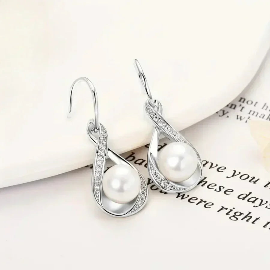 Pendientes elegantes con perlas de agua dulce y circonitas radiantes
