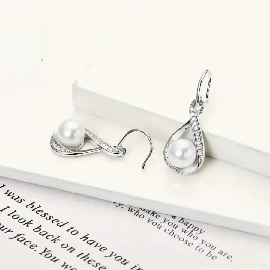 Pendientes elegantes con perlas de agua dulce y circonitas radiantes