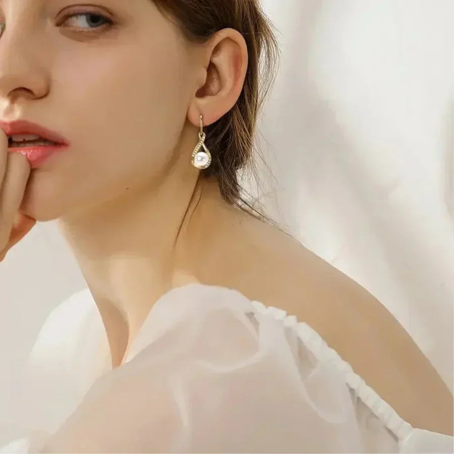 Pendientes elegantes con perlas de agua dulce y circonitas radiantes