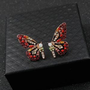 Pendientes de mariposa de colores con pedrería brillante