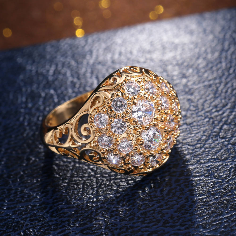 Anillo Redondo Vintage de Oro con Diamantes