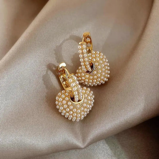 Pendientes de corazón bañados en oro con ribete de perlas plegables