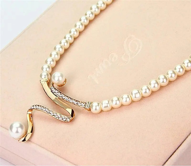 Elegante conjunto de joyas de perlas con adornos de circonita cúbica y diseño curvo