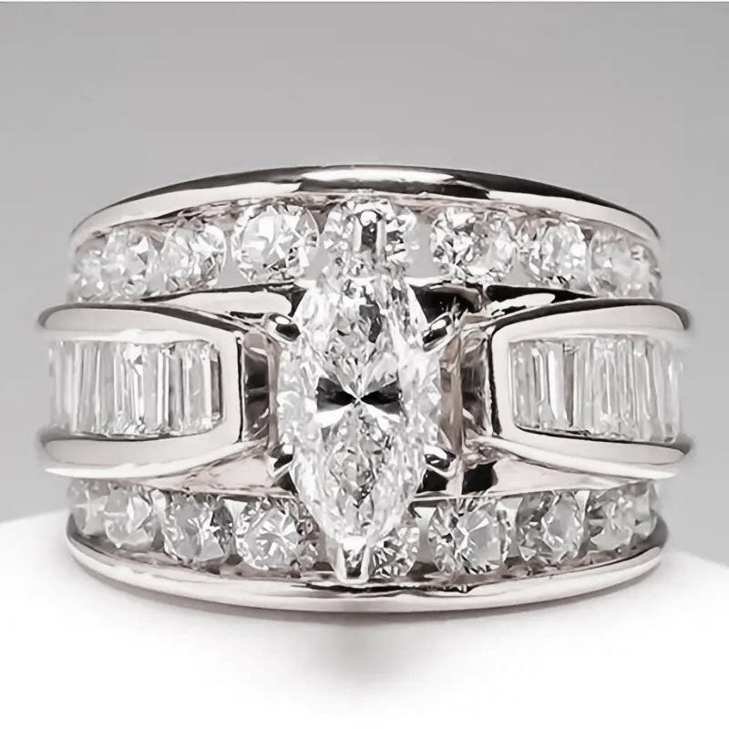 Anillo Elegante con Cristal Central