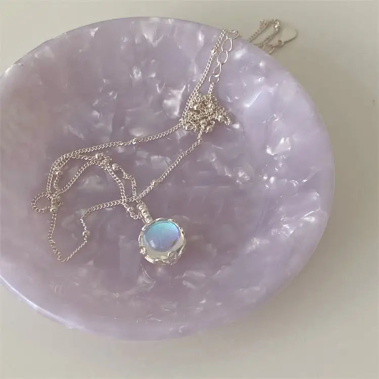 Elegante collar de piedra lunar con engaste de filigrana y delicada cadena