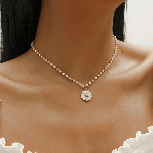 Delicado collar de perlas con colgante de margarita para mujer
