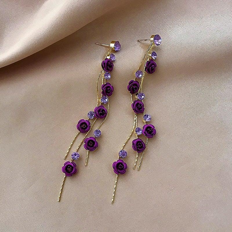 Pendientes largos con rosas rojas y detalles de strass
