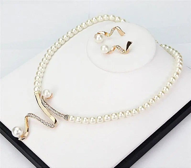 Elegante conjunto de joyas de perlas con adornos de circonita cúbica y diseño curvo