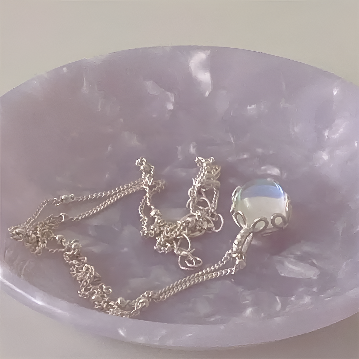 Elegante collar de piedra lunar con engaste de filigrana y delicada cadena