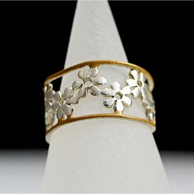 Anillos ajustables con diseño de racimo y huecos en forma de flora
