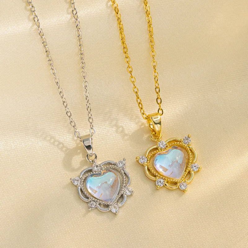 Collar de corazón de piedra lunar arcoíris con adornos de circonitas cúbicas