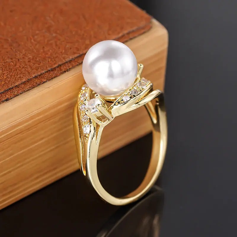 Anillo vintage con una perla dorada en el centro
