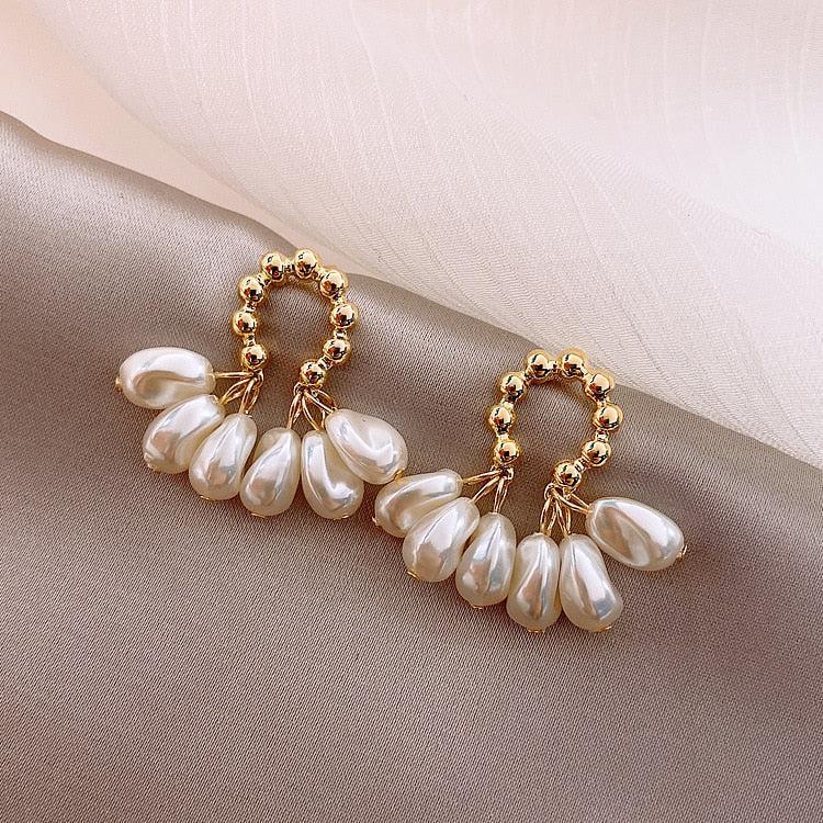 Pendientes de perlas elegantes con delicadas gotas para ocasiones especiales