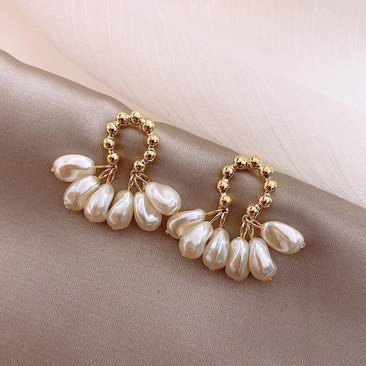 Pendientes de perlas elegantes con delicadas gotas para ocasiones especiales