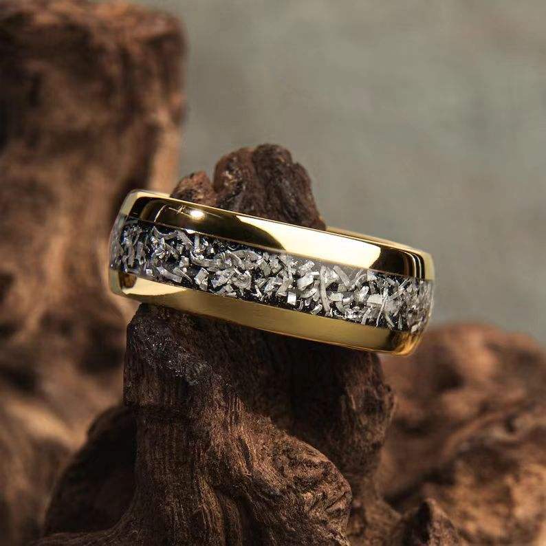 Anillo de Acero Inoxidable con Incrustaciones de Láminas de Plata y Bordes Dorados