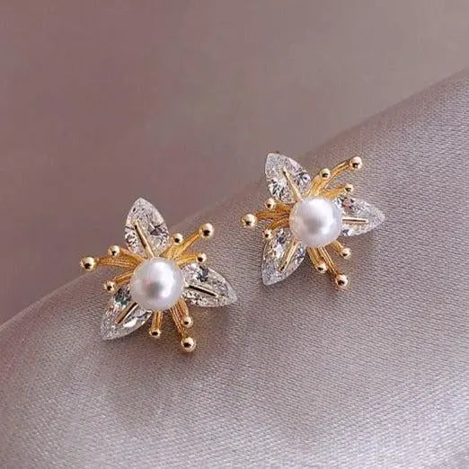 Pendientes florales elegantes con perlas y cristales de circonitas brillantes