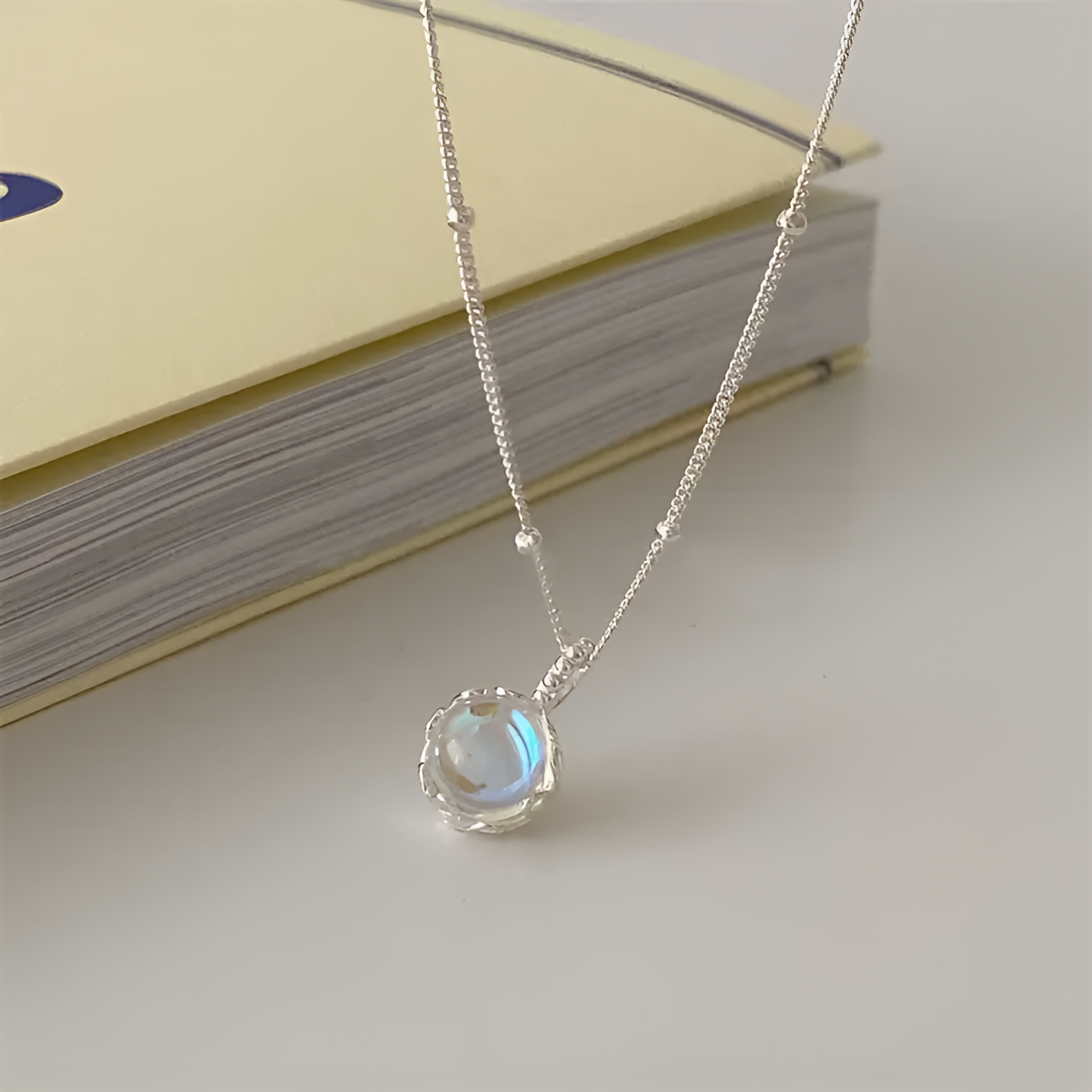 Elegante collar de piedra lunar con engaste de filigrana y delicada cadena