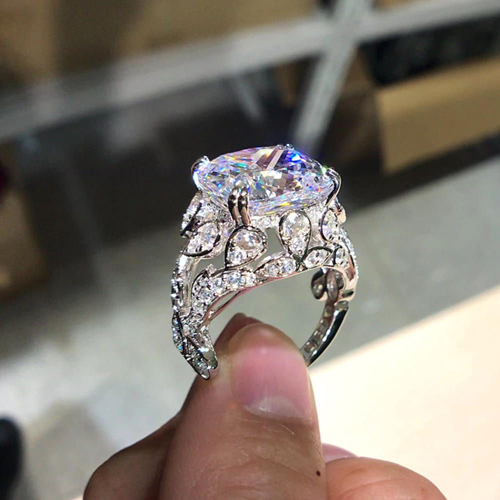Anillo Vintage de Lujo con Piedra Central Brillante
