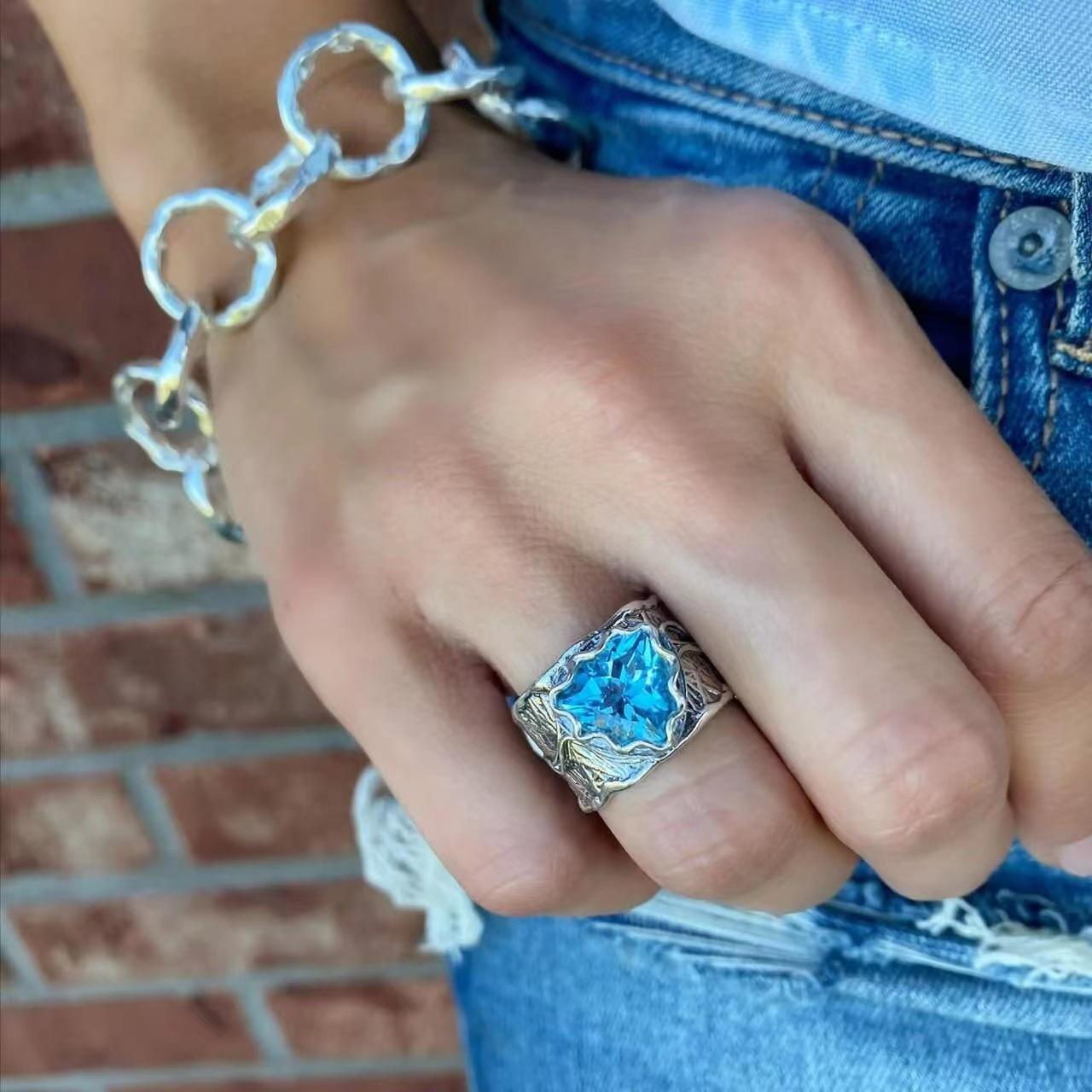 Anillo Vintage de Acero Inoxidable con Piedra Triangular Azul