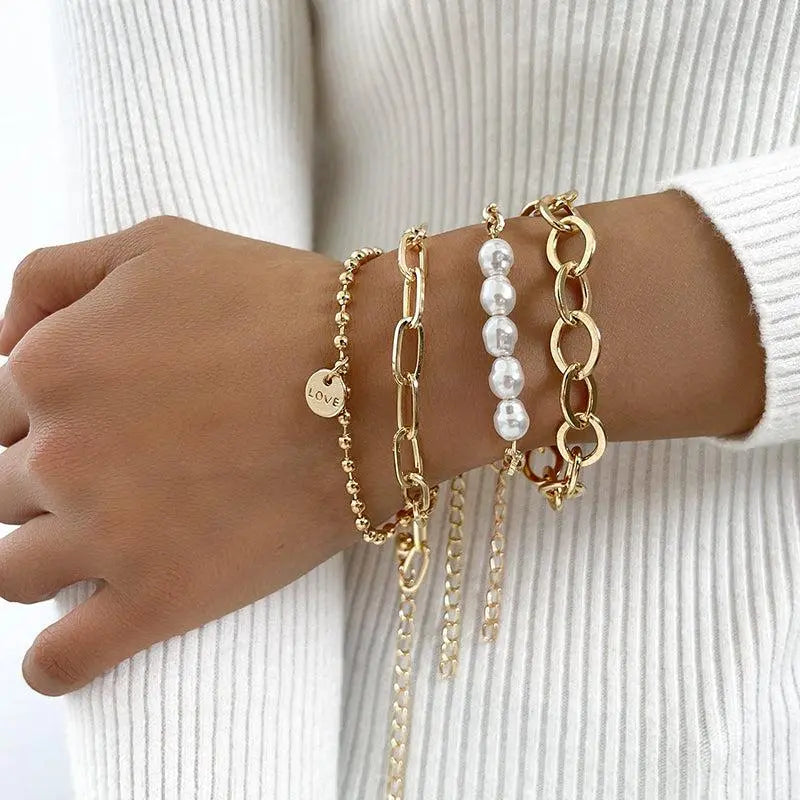 Elegante juego de pulseras con perlas, cadenas y collar de amor