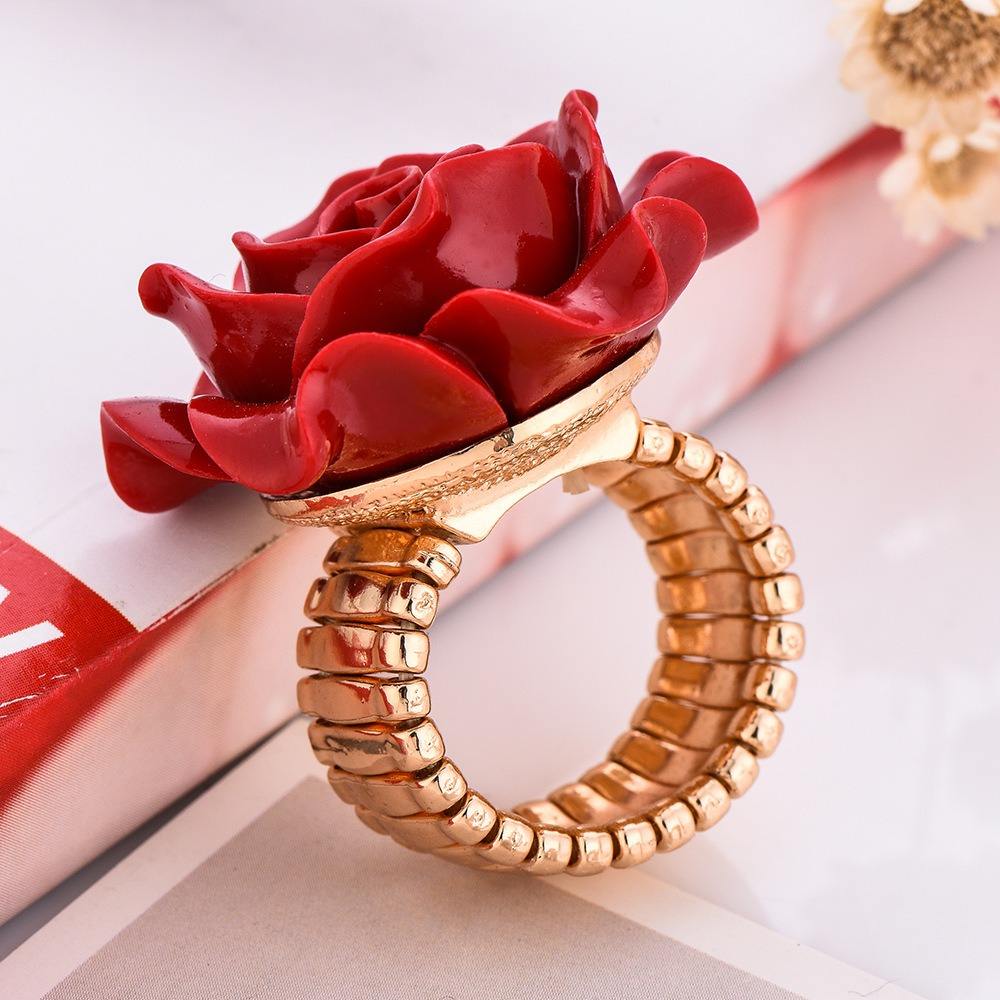 Anillo de Rosa Roja con Banda Dorada