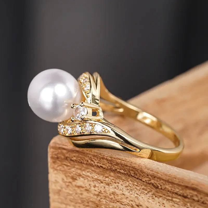 Anillo vintage con una perla dorada en el centro