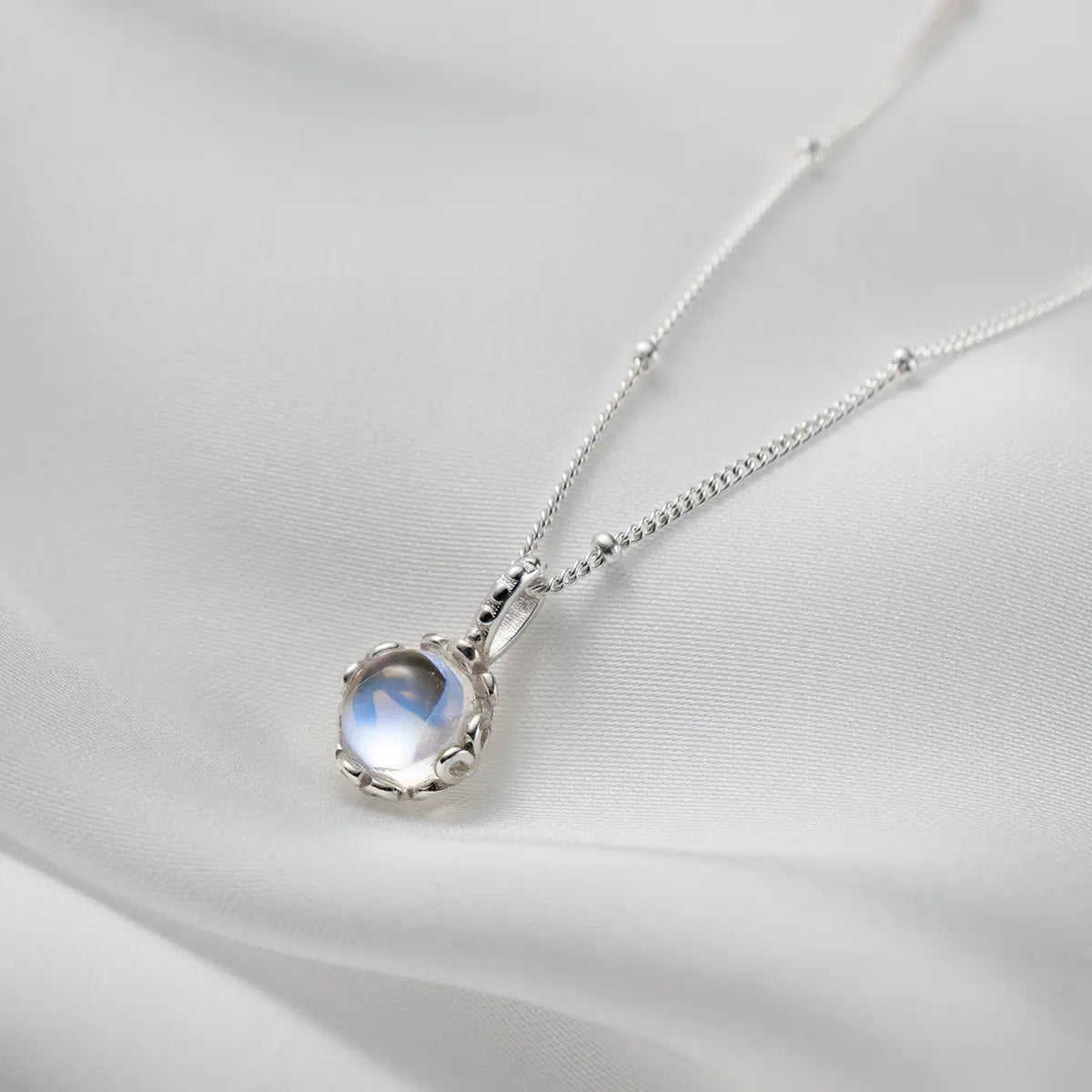 Elegante collar de piedra lunar con engaste de filigrana y delicada cadena