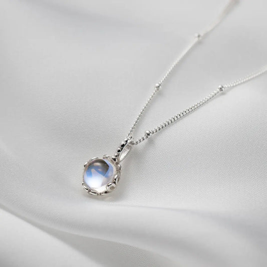 Elegante collar de piedra lunar con engaste de filigrana y delicada cadena