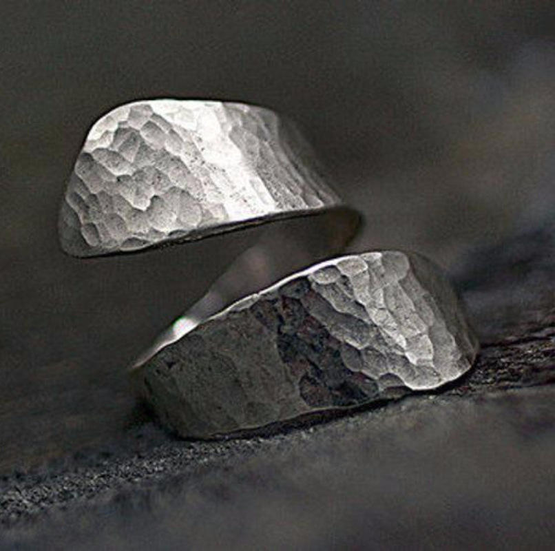 Anillo de Plata Ajustable con Diseño Martillado