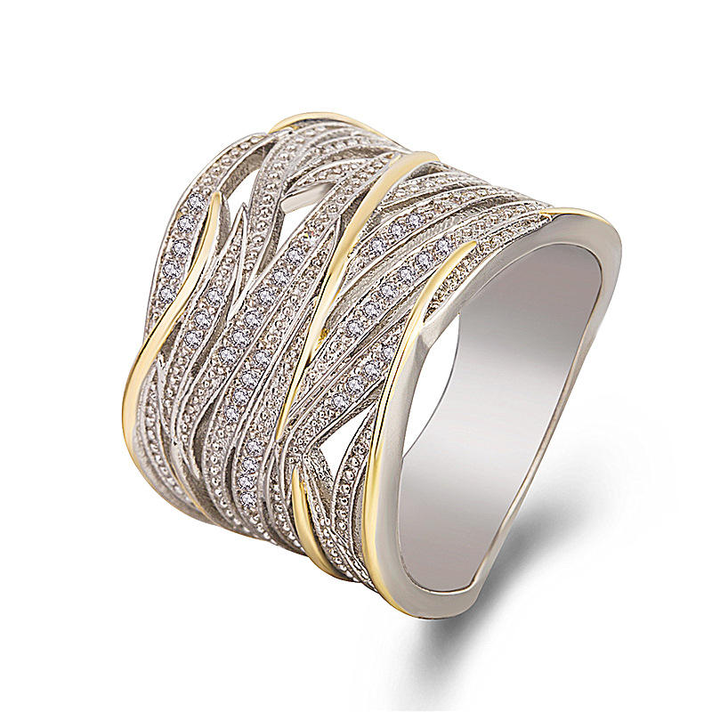 Anillo Elegante de Oro y Cristales