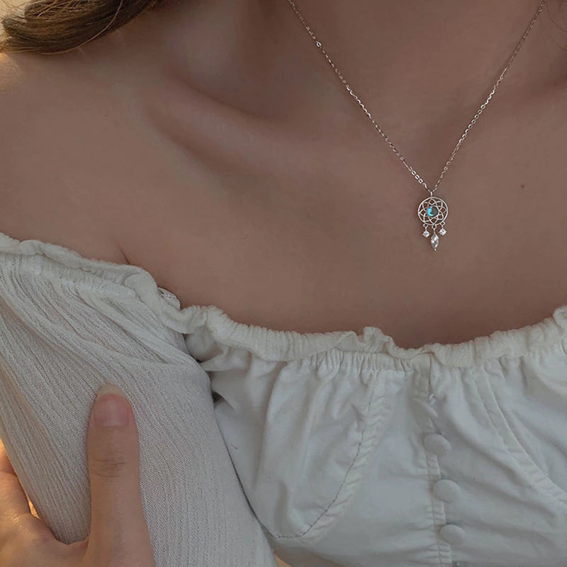 Collar atrapasueños de piedra lunar brillante con detalles de circonita cúbica brillante