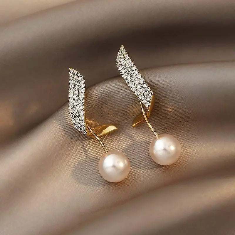 Pendientes de perlas elegantes con detalles de diamantes de imitación brillantes para mujer