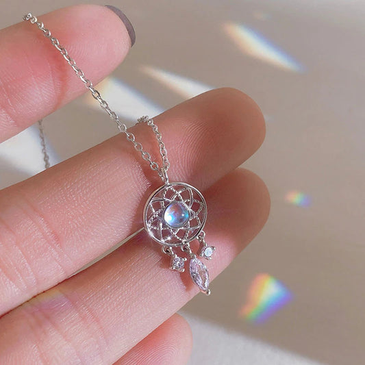 Collar atrapasueños de piedra lunar brillante con detalles de circonita cúbica brillante