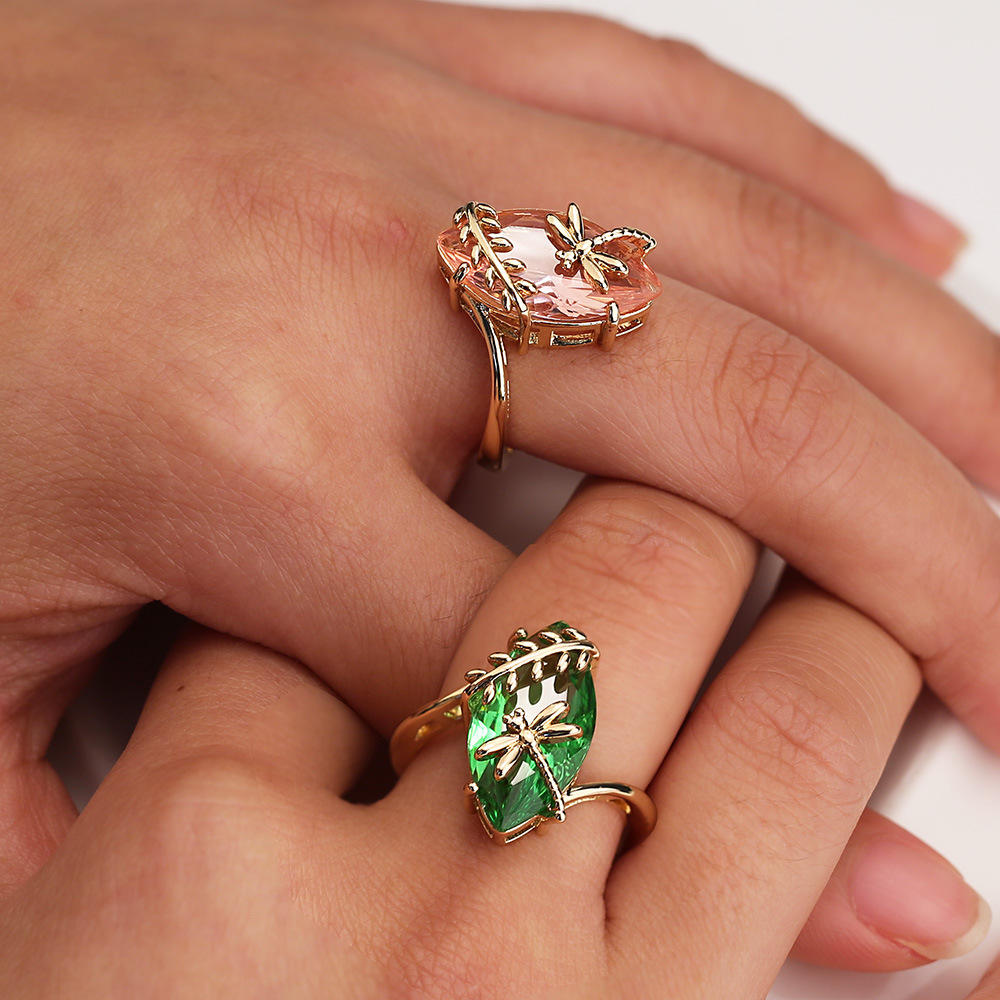 Anillo vintage con cristal y libélula