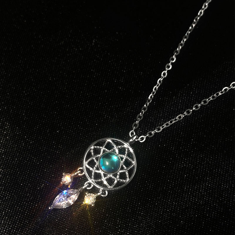 Collar atrapasueños de piedra lunar brillante con detalles de circonita cúbica brillante