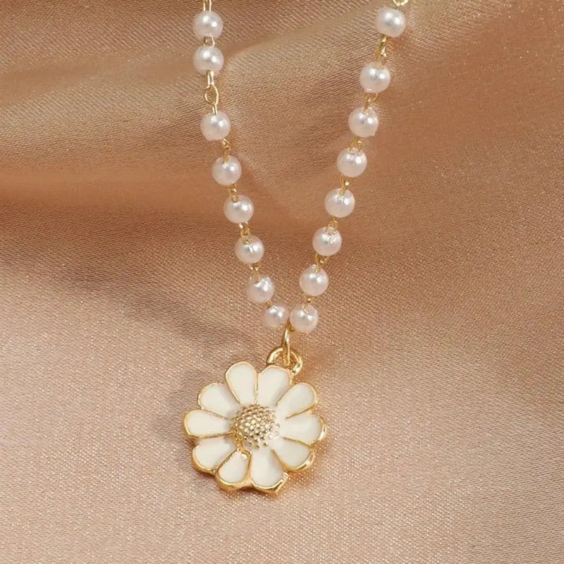 Delicado collar de perlas con colgante de margarita para mujer