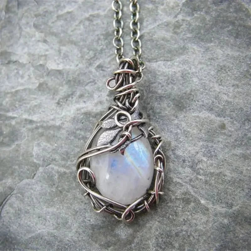 Collar colgante de piedra lunar natural envuelto a mano con hojas artísticas