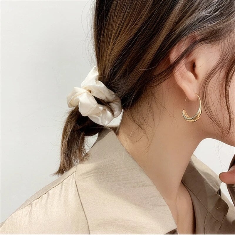 Pendientes llamativos y brillantes para un look elegante y moderno