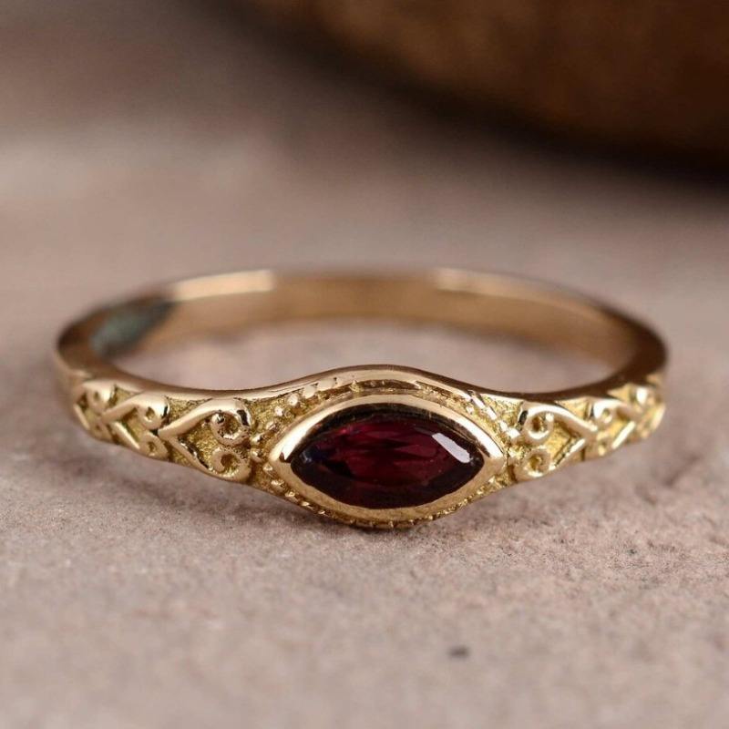Anillo Vintage Dorado con Cristal Rojo