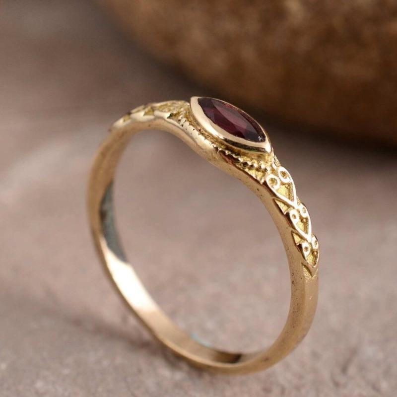 Anillo Vintage Dorado con Cristal Rojo
