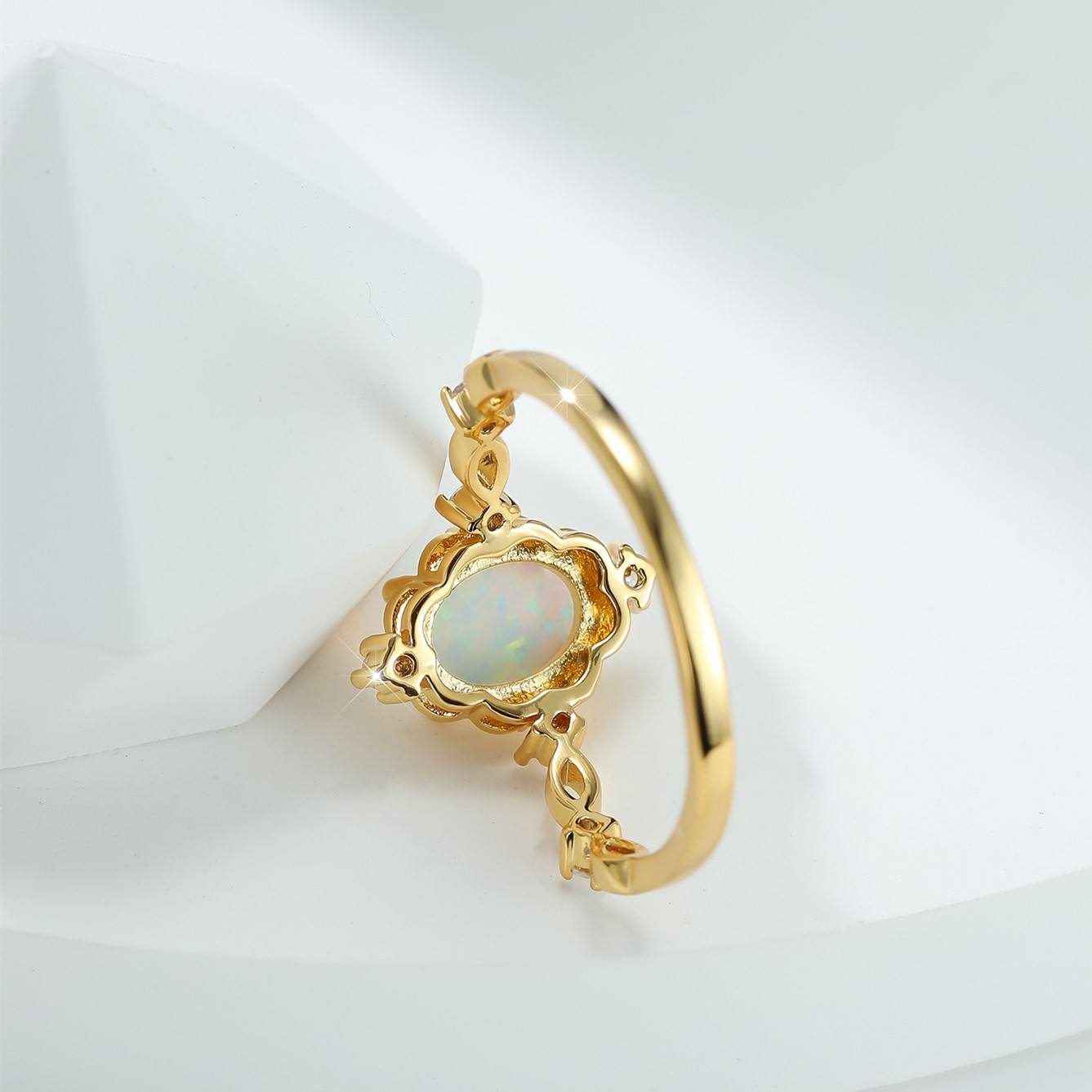 Anillo Vintage Elegante con Ópalo y Circonita Cúbica