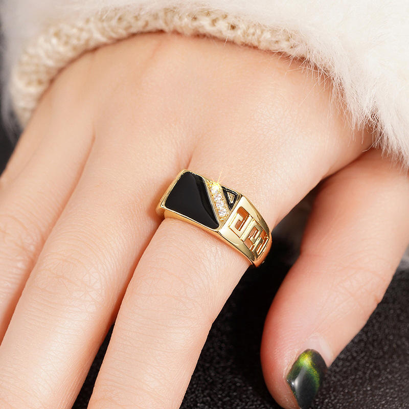 Anillo de Acero Inoxidable Bañado en Oro con Piedra Negra