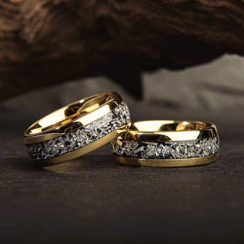 Anillo de Acero Inoxidable con Incrustaciones de Láminas de Plata y Bordes Dorados