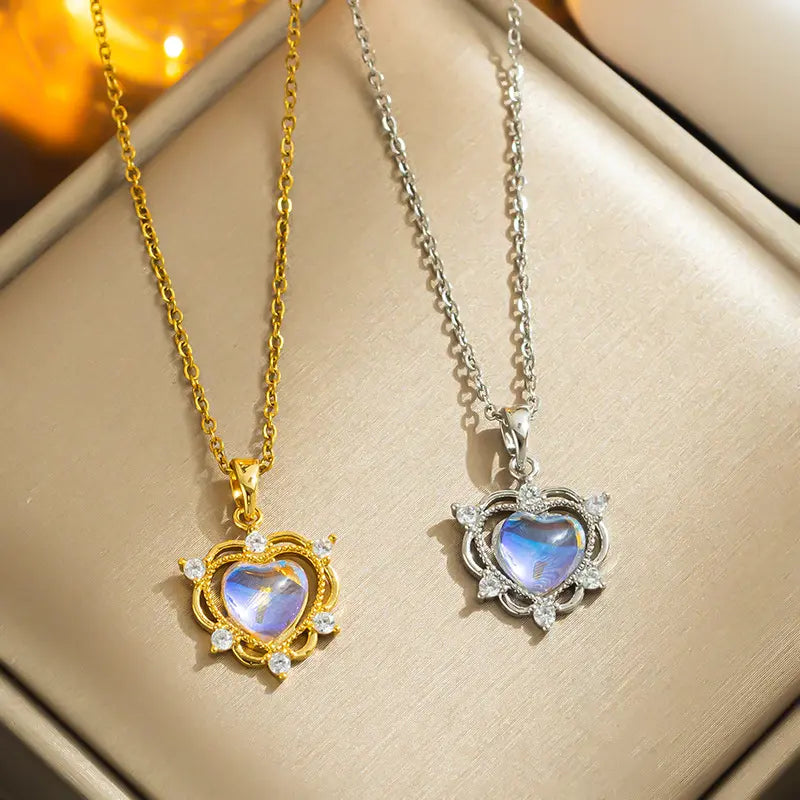 Collar de corazón de piedra lunar arcoíris con adornos de circonitas cúbicas