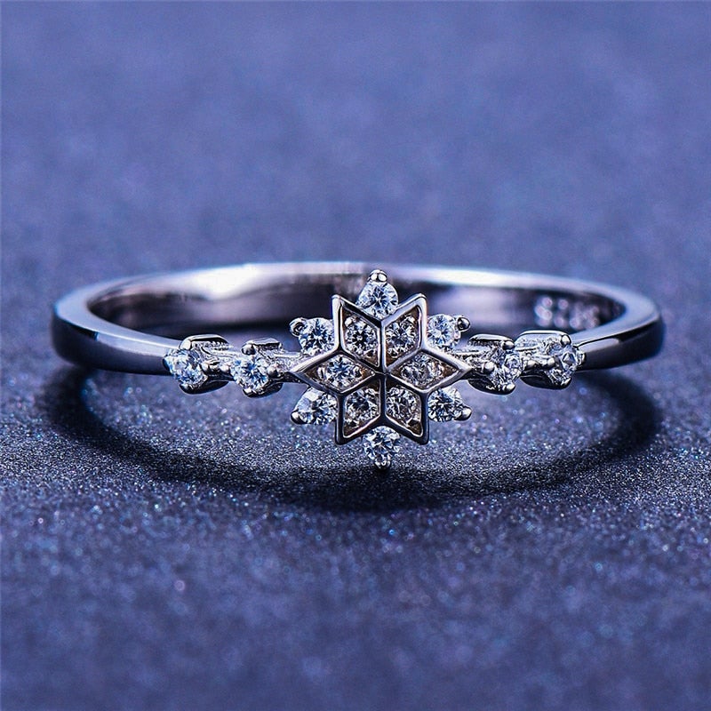 Anillo brillante con piedra central